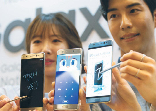 삼성전자는 11일 서울 서초사옥에서 '갤럭시노트7 미디어데이' 행사를 열고, 국내 소비자에 제품 출시를 공식적으로 알렸다. 갤럭시노트7은 홍채인식 기능을 탑재해 보안성을 대폭 강화하고, 방수·방진 기능 등을 적용한 게 특징이다. 회사 관계자가 홍채 인식과 S펜 기능을 설명하고 있다. 유동일기자 eddieyou@